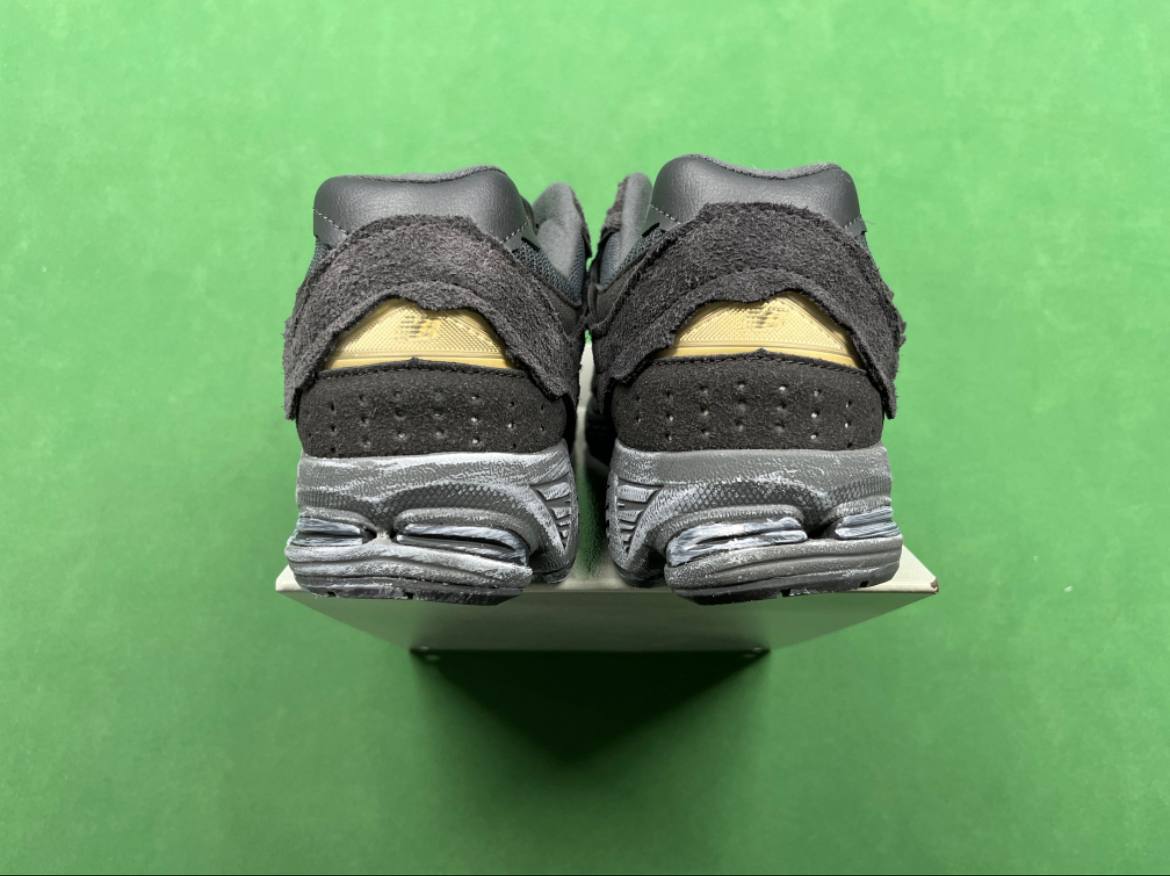 M  Batch  New Balance - 2002R  -2